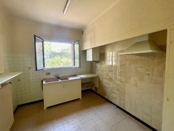 Superbe environnement pour cette maison traditionnelle.