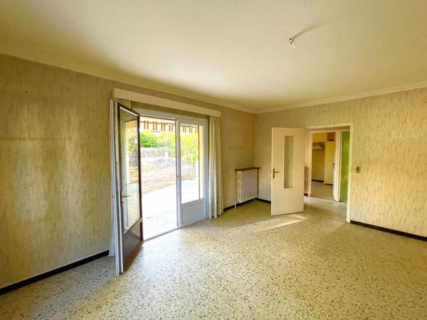 Superbe environnement pour cette maison traditionnelle.