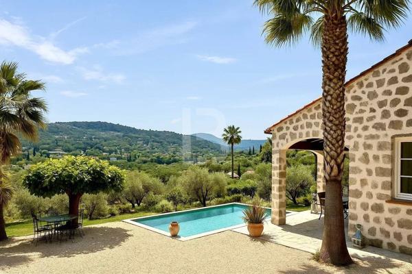 À vendre, propriété de charme en pierre avec vue dégagée et piscine, à proximité de Mougins et du golf de Saint-Donat