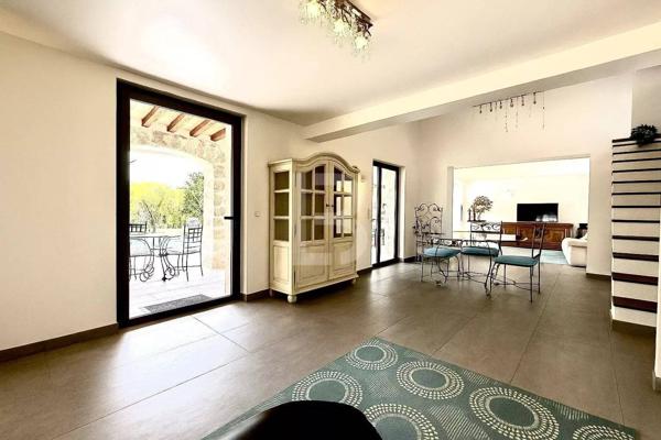 À vendre, propriété de charme en pierre avec vue dégagée et piscine, à proximité de Mougins et du golf de Saint-Donat