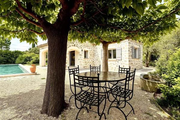 À vendre, propriété de charme en pierre avec vue dégagée et piscine, à proximité de Mougins et du golf de Saint-Donat