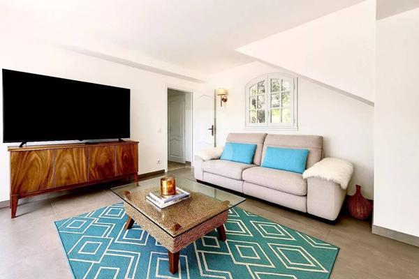 À vendre, propriété de charme en pierre avec vue dégagée et piscine, à proximité de Mougins et du golf de Saint-Donat