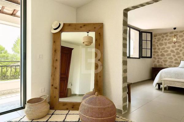 À vendre, propriété de charme en pierre avec vue dégagée et piscine, à proximité de Mougins et du golf de Saint-Donat