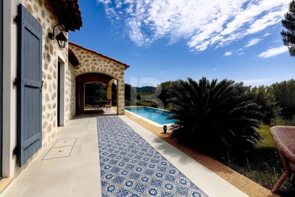 À vendre, propriété de charme en pierre avec vue dégagée et piscine, à proximité de Mougins et du golf de Saint-Donat