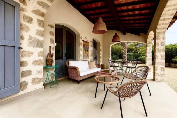 À vendre, propriété de charme en pierre avec vue dégagée et piscine, à proximité de Mougins et du golf de Saint-Donat
