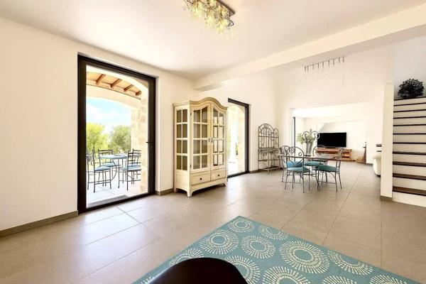 À vendre, propriété de charme en pierre avec vue dégagée et piscine, à proximité de Mougins et du golf de Saint-Donat