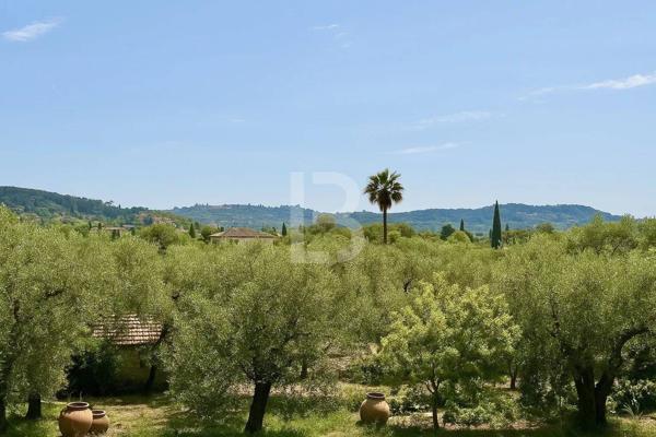 À vendre, propriété de charme en pierre avec vue dégagée et piscine, à proximité de Mougins et du golf de Saint-Donat