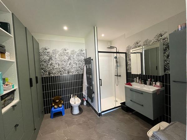 Ensemble immobilier d'environ 250 m2 à GIBERVILLE. dont 60m2 d'un studio