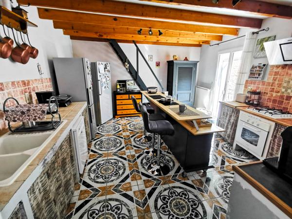 Vinon-sur-Verdon (83560) Maison 2 logements avec cour, terrasse et garage