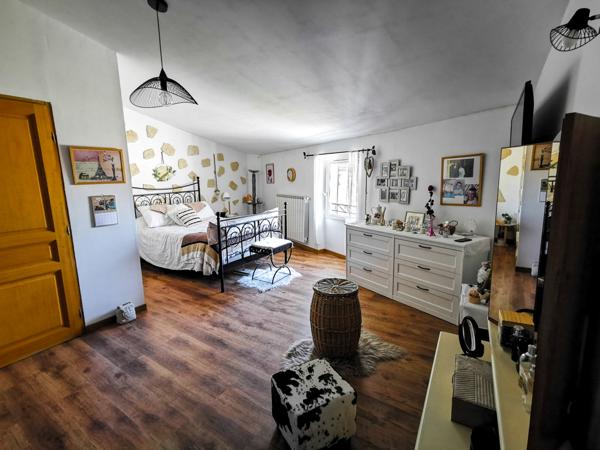 Vinon-sur-Verdon (83560) Maison 2 logements avec cour, terrasse et garage