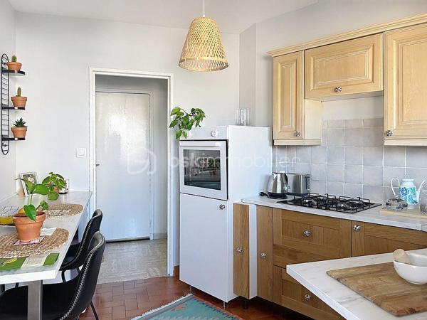 TOULON – Secteur Champ de Mars

À proximité du centre-ville et de toutes les commodités, venez découvrir ce beau T3 de 60 m² entièrement refait à neuf, situé au 3ᵉ étage avec ascenseur d’une résidence sécurisée et entretenue.

Lumineux et fonctionnel, l’appartement offre un agréable séjour prolongé par une loggia fermée et entièrement vitrée, véritable espace supplémentaire permettant de profiter de la lumière en toute saison.

Il dispose également de deux chambres, d’une cuisine indépendante semi-équipée, d’une salle d’eau rénovée avec douche à l’italienne, ainsi que de WC séparés.

Aucun travaux à prévoir : vous n’avez plus qu’à poser vos valises !

Son emplacement constitue un véritable atout : secteur Champ de Mars, à proximité des commerces, écoles, transports et avec un accès rapide au centre-ville de Toulon.

La résidence est équipée d’un ascenseur et d’un interphone. Chauffage collectif au gaz de ville.

LES POINTS FORTS :
• Appartement entièrement refait à neuf
• 60 m² loi Carrez
• Loggia fermée et vitrée
• Séjour lumineux
• 2 chambres
• Cuisine indépendante semi-équipée
• Salle d’eau avec douche à l’italienne
• WC séparés
• 3ᵉ étage avec ascenseur
• Résidence sécurisée avec interphone
• Chauffage collectif
• Secteur Champ de Mars
• Proximité commerces, écoles, transports et centre-ville

Un appartement clé en main, idéal pour une résidence principale, un premier achat ou un investissement locatif.

Prix : 149 000 € – Honoraires à la charge du vendeur
Taxe foncière : 1 550 €/an
Copropriété de 144 lots.

Pour tout renseignement complémentaire ou pour organiser une visite, contactez-moi.