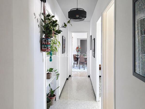 TOULON – Secteur Champ de Mars

À proximité du centre-ville et de toutes les commodités, venez découvrir ce beau T3 de 60 m² entièrement refait à neuf, situé au 3ᵉ étage avec ascenseur d’une résidence sécurisée et entretenue.

Lumineux et fonctionnel, l’appartement offre un agréable séjour prolongé par une loggia fermée et entièrement vitrée, véritable espace supplémentaire permettant de profiter de la lumière en toute saison.

Il dispose également de deux chambres, d’une cuisine indépendante semi-équipée, d’une salle d’eau rénovée avec douche à l’italienne, ainsi que de WC séparés.

Aucun travaux à prévoir : vous n’avez plus qu’à poser vos valises !

Son emplacement constitue un véritable atout : secteur Champ de Mars, à proximité des commerces, écoles, transports et avec un accès rapide au centre-ville de Toulon.

La résidence est équipée d’un ascenseur et d’un interphone. Chauffage collectif au gaz de ville.

LES POINTS FORTS :
• Appartement entièrement refait à neuf
• 60 m² loi Carrez
• Loggia fermée et vitrée
• Séjour lumineux
• 2 chambres
• Cuisine indépendante semi-équipée
• Salle d’eau avec douche à l’italienne
• WC séparés
• 3ᵉ étage avec ascenseur
• Résidence sécurisée avec interphone
• Chauffage collectif
• Secteur Champ de Mars
• Proximité commerces, écoles, transports et centre-ville

Un appartement clé en main, idéal pour une résidence principale, un premier achat ou un investissement locatif.

Prix : 149 000 € – Honoraires à la charge du vendeur
Taxe foncière : 1 550 €/an
Copropriété de 144 lots.

Pour tout renseignement complémentaire ou pour organiser une visite, contactez-moi.