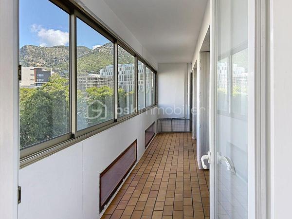 TOULON – Secteur Champ de Mars

À proximité du centre-ville et de toutes les commodités, venez découvrir ce beau T3 de 60 m² entièrement refait à neuf, situé au 3ᵉ étage avec ascenseur d’une résidence sécurisée et entretenue.

Lumineux et fonctionnel, l’appartement offre un agréable séjour prolongé par une loggia fermée et entièrement vitrée, véritable espace supplémentaire permettant de profiter de la lumière en toute saison.

Il dispose également de deux chambres, d’une cuisine indépendante semi-équipée, d’une salle d’eau rénovée avec douche à l’italienne, ainsi que de WC séparés.

Aucun travaux à prévoir : vous n’avez plus qu’à poser vos valises !

Son emplacement constitue un véritable atout : secteur Champ de Mars, à proximité des commerces, écoles, transports et avec un accès rapide au centre-ville de Toulon.

La résidence est équipée d’un ascenseur et d’un interphone. Chauffage collectif au gaz de ville.

LES POINTS FORTS :
• Appartement entièrement refait à neuf
• 60 m² loi Carrez
• Loggia fermée et vitrée
• Séjour lumineux
• 2 chambres
• Cuisine indépendante semi-équipée
• Salle d’eau avec douche à l’italienne
• WC séparés
• 3ᵉ étage avec ascenseur
• Résidence sécurisée avec interphone
• Chauffage collectif
• Secteur Champ de Mars
• Proximité commerces, écoles, transports et centre-ville

Un appartement clé en main, idéal pour une résidence principale, un premier achat ou un investissement locatif.

Prix : 149 000 € – Honoraires à la charge du vendeur
Taxe foncière : 1 550 €/an
Copropriété de 144 lots.

Pour tout renseignement complémentaire ou pour organiser une visite, contactez-moi.