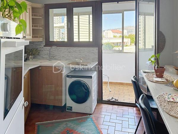 TOULON – Secteur Champ de Mars

À proximité du centre-ville et de toutes les commodités, venez découvrir ce beau T3 de 60 m² entièrement refait à neuf, situé au 3ᵉ étage avec ascenseur d’une résidence sécurisée et entretenue.

Lumineux et fonctionnel, l’appartement offre un agréable séjour prolongé par une loggia fermée et entièrement vitrée, véritable espace supplémentaire permettant de profiter de la lumière en toute saison.

Il dispose également de deux chambres, d’une cuisine indépendante semi-équipée, d’une salle d’eau rénovée avec douche à l’italienne, ainsi que de WC séparés.

Aucun travaux à prévoir : vous n’avez plus qu’à poser vos valises !

Son emplacement constitue un véritable atout : secteur Champ de Mars, à proximité des commerces, écoles, transports et avec un accès rapide au centre-ville de Toulon.

La résidence est équipée d’un ascenseur et d’un interphone. Chauffage collectif au gaz de ville.

LES POINTS FORTS :
• Appartement entièrement refait à neuf
• 60 m² loi Carrez
• Loggia fermée et vitrée
• Séjour lumineux
• 2 chambres
• Cuisine indépendante semi-équipée
• Salle d’eau avec douche à l’italienne
• WC séparés
• 3ᵉ étage avec ascenseur
• Résidence sécurisée avec interphone
• Chauffage collectif
• Secteur Champ de Mars
• Proximité commerces, écoles, transports et centre-ville

Un appartement clé en main, idéal pour une résidence principale, un premier achat ou un investissement locatif.

Prix : 149 000 € – Honoraires à la charge du vendeur
Taxe foncière : 1 550 €/an
Copropriété de 144 lots.

Pour tout renseignement complémentaire ou pour organiser une visite, contactez-moi.