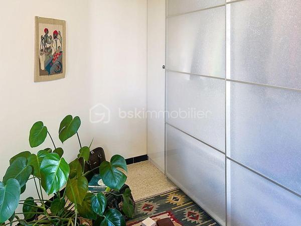 TOULON – Secteur Champ de Mars

À proximité du centre-ville et de toutes les commodités, venez découvrir ce beau T3 de 60 m² entièrement refait à neuf, situé au 3ᵉ étage avec ascenseur d’une résidence sécurisée et entretenue.

Lumineux et fonctionnel, l’appartement offre un agréable séjour prolongé par une loggia fermée et entièrement vitrée, véritable espace supplémentaire permettant de profiter de la lumière en toute saison.

Il dispose également de deux chambres, d’une cuisine indépendante semi-équipée, d’une salle d’eau rénovée avec douche à l’italienne, ainsi que de WC séparés.

Aucun travaux à prévoir : vous n’avez plus qu’à poser vos valises !

Son emplacement constitue un véritable atout : secteur Champ de Mars, à proximité des commerces, écoles, transports et avec un accès rapide au centre-ville de Toulon.

La résidence est équipée d’un ascenseur et d’un interphone. Chauffage collectif au gaz de ville.

LES POINTS FORTS :
• Appartement entièrement refait à neuf
• 60 m² loi Carrez
• Loggia fermée et vitrée
• Séjour lumineux
• 2 chambres
• Cuisine indépendante semi-équipée
• Salle d’eau avec douche à l’italienne
• WC séparés
• 3ᵉ étage avec ascenseur
• Résidence sécurisée avec interphone
• Chauffage collectif
• Secteur Champ de Mars
• Proximité commerces, écoles, transports et centre-ville

Un appartement clé en main, idéal pour une résidence principale, un premier achat ou un investissement locatif.

Prix : 149 000 € – Honoraires à la charge du vendeur
Taxe foncière : 1 550 €/an
Copropriété de 144 lots.

Pour tout renseignement complémentaire ou pour organiser une visite, contactez-moi.