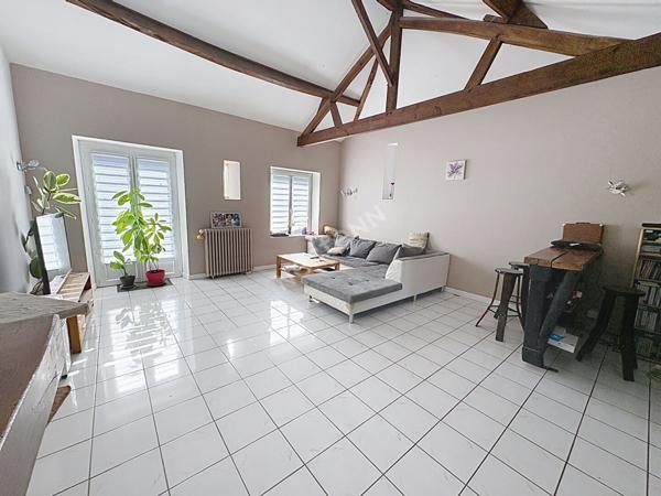 Maison à vendre à MONTRELAIS - 3 chambres, belle pièce de vie, garage, jardin