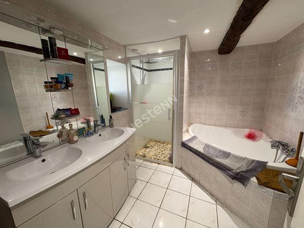 Maison à vendre à MONTRELAIS - 3 chambres, belle pièce de vie, garage, jardin