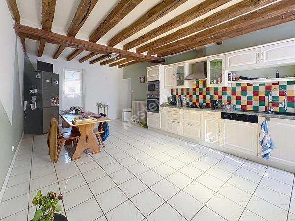 Maison à vendre à MONTRELAIS - 3 chambres, belle pièce de vie, garage, jardin