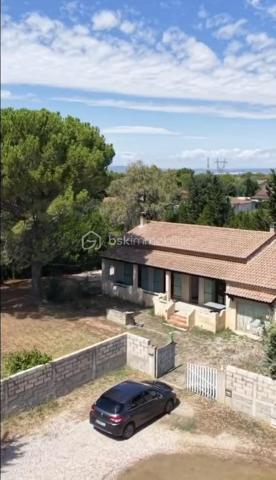 À vendre – Maison de plain-pied avec terrain arboré à Bollène

Située sur la commune de Bollène, découvrez cette agréable maison de plain-pied d’environ 118 m² habitables, construite en 1980, implantée sur un beau terrain clos et arboré de 
1146 m².

La maison offre une belle pièce de vie d’environ 35,5 m², chaleureuse grâce à sa cheminée, ainsi qu’une cuisine indépendante de 14,10 m².

L’espace nuit se compose de 4 chambres d’environ 14 m², 9 m², 10 m² et 12,17 m², complétées par une salle de bains d’environ 6 m², un WC indépendant et des dégagements.
Côté dépendances, vous bénéficierez d’un garage d’environ 25 m² avec point d’eau, ainsi que d’une cave en sous-sol.

À l’extérieur, le terrain de 1 146 m², entièrement clos et arboré, offre un bel espace à aménager selon vos envies : jardin, piscine, espace détente ou jeux.

Une maison familiale offrant de beaux volumes, un terrain agréable et un fort potentiel d’aménagement.

Pour plus d’informations ou organiser une visite. 
Contactez-moi. 

Prix 280 000 € FAI