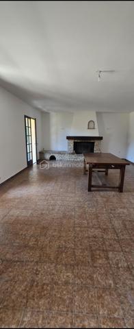 À vendre – Maison de plain-pied avec terrain arboré à Bollène

Située sur la commune de Bollène, découvrez cette agréable maison de plain-pied d’environ 118 m² habitables, construite en 1980, implantée sur un beau terrain clos et arboré de 
1146 m².

La maison offre une belle pièce de vie d’environ 35,5 m², chaleureuse grâce à sa cheminée, ainsi qu’une cuisine indépendante de 14,10 m².

L’espace nuit se compose de 4 chambres d’environ 14 m², 9 m², 10 m² et 12,17 m², complétées par une salle de bains d’environ 6 m², un WC indépendant et des dégagements.
Côté dépendances, vous bénéficierez d’un garage d’environ 25 m² avec point d’eau, ainsi que d’une cave en sous-sol.

À l’extérieur, le terrain de 1 146 m², entièrement clos et arboré, offre un bel espace à aménager selon vos envies : jardin, piscine, espace détente ou jeux.

Une maison familiale offrant de beaux volumes, un terrain agréable et un fort potentiel d’aménagement.

Pour plus d’informations ou organiser une visite. 
Contactez-moi. 

Prix 280 000 € FAI