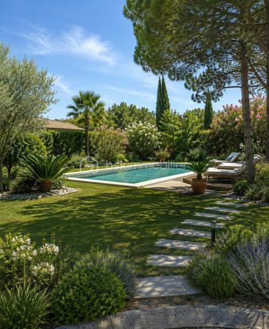 À vendre – Maison de plain-pied avec terrain arboré à Bollène

Située sur la commune de Bollène, découvrez cette agréable maison de plain-pied d’environ 118 m² habitables, construite en 1980, implantée sur un beau terrain clos et arboré de 
1146 m².

La maison offre une belle pièce de vie d’environ 35,5 m², chaleureuse grâce à sa cheminée, ainsi qu’une cuisine indépendante de 14,10 m².

L’espace nuit se compose de 4 chambres d’environ 14 m², 9 m², 10 m² et 12,17 m², complétées par une salle de bains d’environ 6 m², un WC indépendant et des dégagements.
Côté dépendances, vous bénéficierez d’un garage d’environ 25 m² avec point d’eau, ainsi que d’une cave en sous-sol.

À l’extérieur, le terrain de 1 146 m², entièrement clos et arboré, offre un bel espace à aménager selon vos envies : jardin, piscine, espace détente ou jeux.

Une maison familiale offrant de beaux volumes, un terrain agréable et un fort potentiel d’aménagement.

Pour plus d’informations ou organiser une visite. 
Contactez-moi. 

Prix 280 000 € FAI