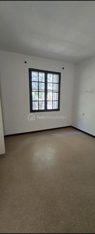 À vendre – Maison de plain-pied avec terrain arboré à Bollène

Située sur la commune de Bollène, découvrez cette agréable maison de plain-pied d’environ 118 m² habitables, construite en 1980, implantée sur un beau terrain clos et arboré de 
1146 m².

La maison offre une belle pièce de vie d’environ 35,5 m², chaleureuse grâce à sa cheminée, ainsi qu’une cuisine indépendante de 14,10 m².

L’espace nuit se compose de 4 chambres d’environ 14 m², 9 m², 10 m² et 12,17 m², complétées par une salle de bains d’environ 6 m², un WC indépendant et des dégagements.
Côté dépendances, vous bénéficierez d’un garage d’environ 25 m² avec point d’eau, ainsi que d’une cave en sous-sol.

À l’extérieur, le terrain de 1 146 m², entièrement clos et arboré, offre un bel espace à aménager selon vos envies : jardin, piscine, espace détente ou jeux.

Une maison familiale offrant de beaux volumes, un terrain agréable et un fort potentiel d’aménagement.

Pour plus d’informations ou organiser une visite. 
Contactez-moi. 

Prix 280 000 € FAI