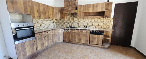 À vendre – Maison de plain-pied avec terrain arboré à Bollène

Située sur la commune de Bollène, découvrez cette agréable maison de plain-pied d’environ 118 m² habitables, construite en 1980, implantée sur un beau terrain clos et arboré de 
1146 m².

La maison offre une belle pièce de vie d’environ 35,5 m², chaleureuse grâce à sa cheminée, ainsi qu’une cuisine indépendante de 14,10 m².

L’espace nuit se compose de 4 chambres d’environ 14 m², 9 m², 10 m² et 12,17 m², complétées par une salle de bains d’environ 6 m², un WC indépendant et des dégagements.
Côté dépendances, vous bénéficierez d’un garage d’environ 25 m² avec point d’eau, ainsi que d’une cave en sous-sol.

À l’extérieur, le terrain de 1 146 m², entièrement clos et arboré, offre un bel espace à aménager selon vos envies : jardin, piscine, espace détente ou jeux.

Une maison familiale offrant de beaux volumes, un terrain agréable et un fort potentiel d’aménagement.

Pour plus d’informations ou organiser une visite. 
Contactez-moi. 

Prix 280 000 € FAI