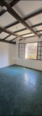 À vendre – Maison de plain-pied avec terrain arboré à Bollène

Située sur la commune de Bollène, découvrez cette agréable maison de plain-pied d’environ 118 m² habitables, construite en 1980, implantée sur un beau terrain clos et arboré de 
1146 m².

La maison offre une belle pièce de vie d’environ 35,5 m², chaleureuse grâce à sa cheminée, ainsi qu’une cuisine indépendante de 14,10 m².

L’espace nuit se compose de 4 chambres d’environ 14 m², 9 m², 10 m² et 12,17 m², complétées par une salle de bains d’environ 6 m², un WC indépendant et des dégagements.
Côté dépendances, vous bénéficierez d’un garage d’environ 25 m² avec point d’eau, ainsi que d’une cave en sous-sol.

À l’extérieur, le terrain de 1 146 m², entièrement clos et arboré, offre un bel espace à aménager selon vos envies : jardin, piscine, espace détente ou jeux.

Une maison familiale offrant de beaux volumes, un terrain agréable et un fort potentiel d’aménagement.

Pour plus d’informations ou organiser une visite. 
Contactez-moi. 

Prix 280 000 € FAI