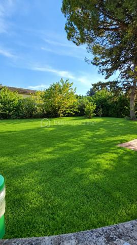 À vendre – Maison de plain-pied avec terrain arboré à Bollène

Située sur la commune de Bollène, découvrez cette agréable maison de plain-pied d’environ 118 m² habitables, construite en 1980, implantée sur un beau terrain clos et arboré de 
1146 m².

La maison offre une belle pièce de vie d’environ 35,5 m², chaleureuse grâce à sa cheminée, ainsi qu’une cuisine indépendante de 14,10 m².

L’espace nuit se compose de 4 chambres d’environ 14 m², 9 m², 10 m² et 12,17 m², complétées par une salle de bains d’environ 6 m², un WC indépendant et des dégagements.
Côté dépendances, vous bénéficierez d’un garage d’environ 25 m² avec point d’eau, ainsi que d’une cave en sous-sol.

À l’extérieur, le terrain de 1 146 m², entièrement clos et arboré, offre un bel espace à aménager selon vos envies : jardin, piscine, espace détente ou jeux.

Une maison familiale offrant de beaux volumes, un terrain agréable et un fort potentiel d’aménagement.

Pour plus d’informations ou organiser une visite. 
Contactez-moi. 

Prix 280 000 € FAI
