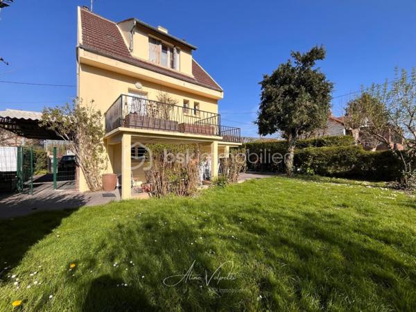 ESBLY – INVESTISSEMENT RARE AUX PORTES DE DISNEYLAND PARIS – MAISON EN MONOPROPRIÉTÉ D’ENVIRON 111 M²

À seulement 10 minutes de Disneyland Paris, découvrez cette maison en monopropriété entièrement rénovée, offrant un fort potentiel d’exploitation dans un secteur particulièrement recherché.

Actuellement aménagée en trois logements indépendants, chacun dispose de son entrée, de son coin cuisine, de sa salle d’eau, de ses WC et de son tableau électrique. Deux logements sont aujourd’hui exploités et vendus entièrement meublés. Le troisième au rdc est libre et vide, permettant une mise en œuvre immédiate de votre projet.

À l’extérieur, un agréable jardin privatif complète le bien et constitue un véritable atout pour développer une offre d’hébergement qualitative : terrasse, espace détente, repas en extérieur, espace bien-être ou loisirs selon votre projet.

Un bien offrant plusieurs stratégies d’exploitation!

Selon votre projet et sous réserve du respect de la réglementation en vigueur, cette propriété peut répondre à différentes stratégies d’investissement :

✔ Exploitation d’une location meublée touristique associée à deux locations meublées longue durée.

✔ Réaménagement de l’ensemble en une location saisonnière unique de grande capacité, idéale pour accueillir familles et groupes souhaitant séjourner à proximité de Disneyland Paris. Une configuration avec un vaste espace de vie au rez-de-chaussée et plusieurs espaces nuit sur les étages permettrait de créer un hébergement premium particulièrement recherché.

✔ Résidence principale avec revenus locatifs complémentaires.

✔ Investissement patrimonial avec optimisation du rendement locatif selon votre stratégie.

Les atouts: 

* Maison entièrement rénovée
* Environ 111 m² habitables
* Trois espaces de vie indépendants
* Deux logements vendus entièrement meublés
* Jardin privatif
* Terrasse couverte en RDC / Terrasse au 1er étage/ Balcon
* Pompe à chaleur 
* Secteur dynamique et recherché
* À proximité des commerces, de la gare et de Disneyland Paris
* Nombreuses possibilités d’exploitation.

Ce bien s’adresse aux investisseurs à la recherche d’un produit atypique, offrant une réelle flexibilité d’utilisation et un fort potentiel de valorisation.

Les modalités d’exploitation devront être adaptées au projet et respecter la réglementation applicable, notamment en matière de location meublée touristique.

Contactez moi pour découvrir l’ensemble du potentiel de cette propriété et échanger sur les différents scénarios d’exploitation envisageables.

*******Visite sur RDV. Le professionnel de l’immobilier est soumis à une obligation d’identification et de vérification de l’identité de son client. C’est l’article 561-1 du COMOFI (Code Monétaire et Financier) qui met en place cette obligation.******

****Vente sous réserve de vérification du financement de l'acquéreur ****