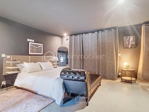 ESBLY – INVESTISSEMENT RARE AUX PORTES DE DISNEYLAND PARIS – MAISON EN MONOPROPRIÉTÉ D’ENVIRON 111 M²

À seulement 10 minutes de Disneyland Paris, découvrez cette maison en monopropriété entièrement rénovée, offrant un fort potentiel d’exploitation dans un secteur particulièrement recherché.

Actuellement aménagée en trois logements indépendants, chacun dispose de son entrée, de son coin cuisine, de sa salle d’eau, de ses WC et de son tableau électrique. Deux logements sont aujourd’hui exploités et vendus entièrement meublés. Le troisième au rdc est libre et vide, permettant une mise en œuvre immédiate de votre projet.

À l’extérieur, un agréable jardin privatif complète le bien et constitue un véritable atout pour développer une offre d’hébergement qualitative : terrasse, espace détente, repas en extérieur, espace bien-être ou loisirs selon votre projet.

Un bien offrant plusieurs stratégies d’exploitation!

Selon votre projet et sous réserve du respect de la réglementation en vigueur, cette propriété peut répondre à différentes stratégies d’investissement :

✔ Exploitation d’une location meublée touristique associée à deux locations meublées longue durée.

✔ Réaménagement de l’ensemble en une location saisonnière unique de grande capacité, idéale pour accueillir familles et groupes souhaitant séjourner à proximité de Disneyland Paris. Une configuration avec un vaste espace de vie au rez-de-chaussée et plusieurs espaces nuit sur les étages permettrait de créer un hébergement premium particulièrement recherché.

✔ Résidence principale avec revenus locatifs complémentaires.

✔ Investissement patrimonial avec optimisation du rendement locatif selon votre stratégie.

Les atouts: 

* Maison entièrement rénovée
* Environ 111 m² habitables
* Trois espaces de vie indépendants
* Deux logements vendus entièrement meublés
* Jardin privatif
* Terrasse couverte en RDC / Terrasse au 1er étage/ Balcon
* Pompe à chaleur 
* Secteur dynamique et recherché
* À proximité des commerces, de la gare et de Disneyland Paris
* Nombreuses possibilités d’exploitation.

Ce bien s’adresse aux investisseurs à la recherche d’un produit atypique, offrant une réelle flexibilité d’utilisation et un fort potentiel de valorisation.

Les modalités d’exploitation devront être adaptées au projet et respecter la réglementation applicable, notamment en matière de location meublée touristique.

Contactez moi pour découvrir l’ensemble du potentiel de cette propriété et échanger sur les différents scénarios d’exploitation envisageables.

*******Visite sur RDV. Le professionnel de l’immobilier est soumis à une obligation d’identification et de vérification de l’identité de son client. C’est l’article 561-1 du COMOFI (Code Monétaire et Financier) qui met en place cette obligation.******

****Vente sous réserve de vérification du financement de l'acquéreur ****