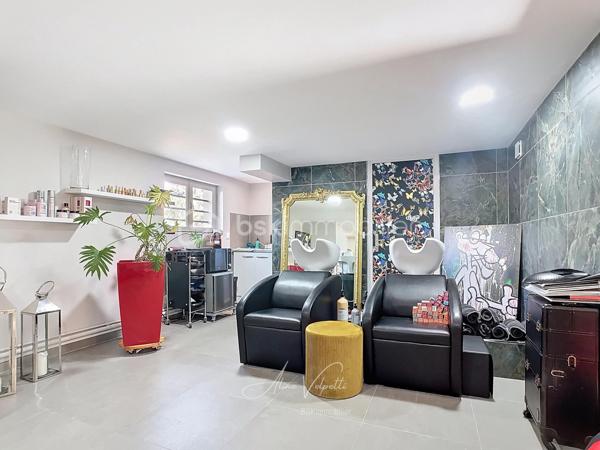 ESBLY – INVESTISSEMENT RARE AUX PORTES DE DISNEYLAND PARIS – MAISON EN MONOPROPRIÉTÉ D’ENVIRON 111 M²

À seulement 10 minutes de Disneyland Paris, découvrez cette maison en monopropriété entièrement rénovée, offrant un fort potentiel d’exploitation dans un secteur particulièrement recherché.

Actuellement aménagée en trois logements indépendants, chacun dispose de son entrée, de son coin cuisine, de sa salle d’eau, de ses WC et de son tableau électrique. Deux logements sont aujourd’hui exploités et vendus entièrement meublés. Le troisième au rdc est libre et vide, permettant une mise en œuvre immédiate de votre projet.

À l’extérieur, un agréable jardin privatif complète le bien et constitue un véritable atout pour développer une offre d’hébergement qualitative : terrasse, espace détente, repas en extérieur, espace bien-être ou loisirs selon votre projet.

Un bien offrant plusieurs stratégies d’exploitation!

Selon votre projet et sous réserve du respect de la réglementation en vigueur, cette propriété peut répondre à différentes stratégies d’investissement :

✔ Exploitation d’une location meublée touristique associée à deux locations meublées longue durée.

✔ Réaménagement de l’ensemble en une location saisonnière unique de grande capacité, idéale pour accueillir familles et groupes souhaitant séjourner à proximité de Disneyland Paris. Une configuration avec un vaste espace de vie au rez-de-chaussée et plusieurs espaces nuit sur les étages permettrait de créer un hébergement premium particulièrement recherché.

✔ Résidence principale avec revenus locatifs complémentaires.

✔ Investissement patrimonial avec optimisation du rendement locatif selon votre stratégie.

Les atouts: 

* Maison entièrement rénovée
* Environ 111 m² habitables
* Trois espaces de vie indépendants
* Deux logements vendus entièrement meublés
* Jardin privatif
* Terrasse couverte en RDC / Terrasse au 1er étage/ Balcon
* Pompe à chaleur 
* Secteur dynamique et recherché
* À proximité des commerces, de la gare et de Disneyland Paris
* Nombreuses possibilités d’exploitation.

Ce bien s’adresse aux investisseurs à la recherche d’un produit atypique, offrant une réelle flexibilité d’utilisation et un fort potentiel de valorisation.

Les modalités d’exploitation devront être adaptées au projet et respecter la réglementation applicable, notamment en matière de location meublée touristique.

Contactez moi pour découvrir l’ensemble du potentiel de cette propriété et échanger sur les différents scénarios d’exploitation envisageables.

*******Visite sur RDV. Le professionnel de l’immobilier est soumis à une obligation d’identification et de vérification de l’identité de son client. C’est l’article 561-1 du COMOFI (Code Monétaire et Financier) qui met en place cette obligation.******

****Vente sous réserve de vérification du financement de l'acquéreur ****