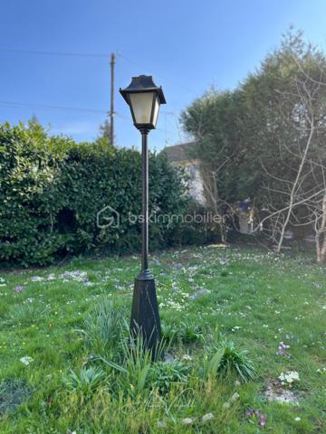 ESBLY – INVESTISSEMENT RARE AUX PORTES DE DISNEYLAND PARIS – MAISON EN MONOPROPRIÉTÉ D’ENVIRON 111 M²

À seulement 10 minutes de Disneyland Paris, découvrez cette maison en monopropriété entièrement rénovée, offrant un fort potentiel d’exploitation dans un secteur particulièrement recherché.

Actuellement aménagée en trois logements indépendants, chacun dispose de son entrée, de son coin cuisine, de sa salle d’eau, de ses WC et de son tableau électrique. Deux logements sont aujourd’hui exploités et vendus entièrement meublés. Le troisième au rdc est libre et vide, permettant une mise en œuvre immédiate de votre projet.

À l’extérieur, un agréable jardin privatif complète le bien et constitue un véritable atout pour développer une offre d’hébergement qualitative : terrasse, espace détente, repas en extérieur, espace bien-être ou loisirs selon votre projet.

Un bien offrant plusieurs stratégies d’exploitation!

Selon votre projet et sous réserve du respect de la réglementation en vigueur, cette propriété peut répondre à différentes stratégies d’investissement :

✔ Exploitation d’une location meublée touristique associée à deux locations meublées longue durée.

✔ Réaménagement de l’ensemble en une location saisonnière unique de grande capacité, idéale pour accueillir familles et groupes souhaitant séjourner à proximité de Disneyland Paris. Une configuration avec un vaste espace de vie au rez-de-chaussée et plusieurs espaces nuit sur les étages permettrait de créer un hébergement premium particulièrement recherché.

✔ Résidence principale avec revenus locatifs complémentaires.

✔ Investissement patrimonial avec optimisation du rendement locatif selon votre stratégie.

Les atouts: 

* Maison entièrement rénovée
* Environ 111 m² habitables
* Trois espaces de vie indépendants
* Deux logements vendus entièrement meublés
* Jardin privatif
* Terrasse couverte en RDC / Terrasse au 1er étage/ Balcon
* Pompe à chaleur 
* Secteur dynamique et recherché
* À proximité des commerces, de la gare et de Disneyland Paris
* Nombreuses possibilités d’exploitation.

Ce bien s’adresse aux investisseurs à la recherche d’un produit atypique, offrant une réelle flexibilité d’utilisation et un fort potentiel de valorisation.

Les modalités d’exploitation devront être adaptées au projet et respecter la réglementation applicable, notamment en matière de location meublée touristique.

Contactez moi pour découvrir l’ensemble du potentiel de cette propriété et échanger sur les différents scénarios d’exploitation envisageables.

*******Visite sur RDV. Le professionnel de l’immobilier est soumis à une obligation d’identification et de vérification de l’identité de son client. C’est l’article 561-1 du COMOFI (Code Monétaire et Financier) qui met en place cette obligation.******

****Vente sous réserve de vérification du financement de l'acquéreur ****