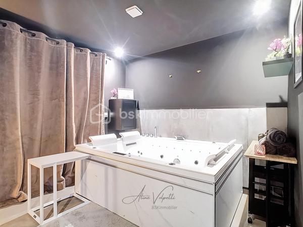ESBLY – INVESTISSEMENT RARE AUX PORTES DE DISNEYLAND PARIS – MAISON EN MONOPROPRIÉTÉ D’ENVIRON 111 M²

À seulement 10 minutes de Disneyland Paris, découvrez cette maison en monopropriété entièrement rénovée, offrant un fort potentiel d’exploitation dans un secteur particulièrement recherché.

Actuellement aménagée en trois logements indépendants, chacun dispose de son entrée, de son coin cuisine, de sa salle d’eau, de ses WC et de son tableau électrique. Deux logements sont aujourd’hui exploités et vendus entièrement meublés. Le troisième au rdc est libre et vide, permettant une mise en œuvre immédiate de votre projet.

À l’extérieur, un agréable jardin privatif complète le bien et constitue un véritable atout pour développer une offre d’hébergement qualitative : terrasse, espace détente, repas en extérieur, espace bien-être ou loisirs selon votre projet.

Un bien offrant plusieurs stratégies d’exploitation!

Selon votre projet et sous réserve du respect de la réglementation en vigueur, cette propriété peut répondre à différentes stratégies d’investissement :

✔ Exploitation d’une location meublée touristique associée à deux locations meublées longue durée.

✔ Réaménagement de l’ensemble en une location saisonnière unique de grande capacité, idéale pour accueillir familles et groupes souhaitant séjourner à proximité de Disneyland Paris. Une configuration avec un vaste espace de vie au rez-de-chaussée et plusieurs espaces nuit sur les étages permettrait de créer un hébergement premium particulièrement recherché.

✔ Résidence principale avec revenus locatifs complémentaires.

✔ Investissement patrimonial avec optimisation du rendement locatif selon votre stratégie.

Les atouts: 

* Maison entièrement rénovée
* Environ 111 m² habitables
* Trois espaces de vie indépendants
* Deux logements vendus entièrement meublés
* Jardin privatif
* Terrasse couverte en RDC / Terrasse au 1er étage/ Balcon
* Pompe à chaleur 
* Secteur dynamique et recherché
* À proximité des commerces, de la gare et de Disneyland Paris
* Nombreuses possibilités d’exploitation.

Ce bien s’adresse aux investisseurs à la recherche d’un produit atypique, offrant une réelle flexibilité d’utilisation et un fort potentiel de valorisation.

Les modalités d’exploitation devront être adaptées au projet et respecter la réglementation applicable, notamment en matière de location meublée touristique.

Contactez moi pour découvrir l’ensemble du potentiel de cette propriété et échanger sur les différents scénarios d’exploitation envisageables.

*******Visite sur RDV. Le professionnel de l’immobilier est soumis à une obligation d’identification et de vérification de l’identité de son client. C’est l’article 561-1 du COMOFI (Code Monétaire et Financier) qui met en place cette obligation.******

****Vente sous réserve de vérification du financement de l'acquéreur ****