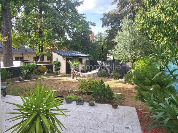 Venez découvrir à la limite de Pavillons sous bois, quartier recherché de la tour, cette magnifique maison, non mitoyenne, ultra lumineuse, trés calme, et traversante de 8 piéces de 242 m2, et jardins .
Situé dans une voie entièrement privative, portail automatique, vous serez complètement séduit par l'ambiance familiale de cette grande maison, ou, tout est trés fonctionnel, avec des volumes impressionnants.
Vous accédez par un second portail, et sa terrasse magnifiquement végétalisée, l'entrée dessert les piéces de la maison, et le jardin, au RDC, nous avons une grande chambre de 16m2, une véranda de 13 m2, pouvant faire office de chambre car chauffée, une salle avec douche, un wc, une buanderie trés vaste, une cave.
Le jardin est juste splendide, nous y trouvons un petit cabanon également, et bien d'autres surprises.
A l'étage nous avons un grand salon exposé sud, de 40 m2, avec extérieur, poêle à bois, une grande cuisine toute équipée, avec loggia, ainsi que 2 trés grandes chambres, nous trouvons également à cet étage, une grande salle de bains familiale de 12 m2, et un WC séparé. A l'étage du dessus nous avons de vastes combles  de 2 grandes piéces aménagés, et isolés, et les possibilités sont nombreuses.  Box fermé pour 2 voitures, on peut également se garer sur l'allée privative, Maison trés bien entretenue, avec beaucoup de charme, et de potentiels, équipée en vidéo surveillance, DPE C, assez rare pour une maison, preuve de l'excellente isolation de la maison.
A 500 métres du Tram 4, proche écoles, dont l'Alliance, commerces.
A voir absolument !!