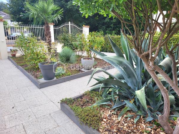 Venez découvrir à la limite de Pavillons sous bois, quartier recherché de la tour, cette magnifique maison, non mitoyenne, ultra lumineuse, trés calme, et traversante de 8 piéces de 242 m2, et jardins .
Situé dans une voie entièrement privative, portail automatique, vous serez complètement séduit par l'ambiance familiale de cette grande maison, ou, tout est trés fonctionnel, avec des volumes impressionnants.
Vous accédez par un second portail, et sa terrasse magnifiquement végétalisée, l'entrée dessert les piéces de la maison, et le jardin, au RDC, nous avons une grande chambre de 16m2, une véranda de 13 m2, pouvant faire office de chambre car chauffée, une salle avec douche, un wc, une buanderie trés vaste, une cave.
Le jardin est juste splendide, nous y trouvons un petit cabanon également, et bien d'autres surprises.
A l'étage nous avons un grand salon exposé sud, de 40 m2, avec extérieur, poêle à bois, une grande cuisine toute équipée, avec loggia, ainsi que 2 trés grandes chambres, nous trouvons également à cet étage, une grande salle de bains familiale de 12 m2, et un WC séparé. A l'étage du dessus nous avons de vastes combles  de 2 grandes piéces aménagés, et isolés, et les possibilités sont nombreuses.  Box fermé pour 2 voitures, on peut également se garer sur l'allée privative, Maison trés bien entretenue, avec beaucoup de charme, et de potentiels, équipée en vidéo surveillance, DPE C, assez rare pour une maison, preuve de l'excellente isolation de la maison.
A 500 métres du Tram 4, proche écoles, dont l'Alliance, commerces.
A voir absolument !!