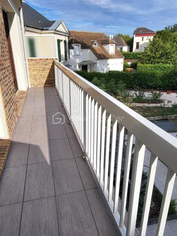 Venez découvrir à la limite de Pavillons sous bois, quartier recherché de la tour, cette magnifique maison, non mitoyenne, ultra lumineuse, trés calme, et traversante de 8 piéces de 242 m2, et jardins .
Situé dans une voie entièrement privative, portail automatique, vous serez complètement séduit par l'ambiance familiale de cette grande maison, ou, tout est trés fonctionnel, avec des volumes impressionnants.
Vous accédez par un second portail, et sa terrasse magnifiquement végétalisée, l'entrée dessert les piéces de la maison, et le jardin, au RDC, nous avons une grande chambre de 16m2, une véranda de 13 m2, pouvant faire office de chambre car chauffée, une salle avec douche, un wc, une buanderie trés vaste, une cave.
Le jardin est juste splendide, nous y trouvons un petit cabanon également, et bien d'autres surprises.
A l'étage nous avons un grand salon exposé sud, de 40 m2, avec extérieur, poêle à bois, une grande cuisine toute équipée, avec loggia, ainsi que 2 trés grandes chambres, nous trouvons également à cet étage, une grande salle de bains familiale de 12 m2, et un WC séparé. A l'étage du dessus nous avons de vastes combles  de 2 grandes piéces aménagés, et isolés, et les possibilités sont nombreuses.  Box fermé pour 2 voitures, on peut également se garer sur l'allée privative, Maison trés bien entretenue, avec beaucoup de charme, et de potentiels, équipée en vidéo surveillance, DPE C, assez rare pour une maison, preuve de l'excellente isolation de la maison.
A 500 métres du Tram 4, proche écoles, dont l'Alliance, commerces.
A voir absolument !!
