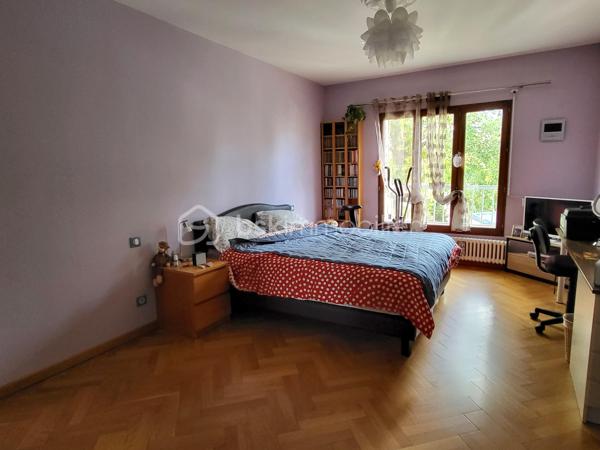 Venez découvrir à la limite de Pavillons sous bois, quartier recherché de la tour, cette magnifique maison, non mitoyenne, ultra lumineuse, trés calme, et traversante de 8 piéces de 242 m2, et jardins .
Situé dans une voie entièrement privative, portail automatique, vous serez complètement séduit par l'ambiance familiale de cette grande maison, ou, tout est trés fonctionnel, avec des volumes impressionnants.
Vous accédez par un second portail, et sa terrasse magnifiquement végétalisée, l'entrée dessert les piéces de la maison, et le jardin, au RDC, nous avons une grande chambre de 16m2, une véranda de 13 m2, pouvant faire office de chambre car chauffée, une salle avec douche, un wc, une buanderie trés vaste, une cave.
Le jardin est juste splendide, nous y trouvons un petit cabanon également, et bien d'autres surprises.
A l'étage nous avons un grand salon exposé sud, de 40 m2, avec extérieur, poêle à bois, une grande cuisine toute équipée, avec loggia, ainsi que 2 trés grandes chambres, nous trouvons également à cet étage, une grande salle de bains familiale de 12 m2, et un WC séparé. A l'étage du dessus nous avons de vastes combles  de 2 grandes piéces aménagés, et isolés, et les possibilités sont nombreuses.  Box fermé pour 2 voitures, on peut également se garer sur l'allée privative, Maison trés bien entretenue, avec beaucoup de charme, et de potentiels, équipée en vidéo surveillance, DPE C, assez rare pour une maison, preuve de l'excellente isolation de la maison.
A 500 métres du Tram 4, proche écoles, dont l'Alliance, commerces.
A voir absolument !!