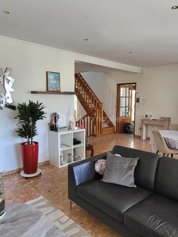 Venez découvrir à la limite de Pavillons sous bois, quartier recherché de la tour, cette magnifique maison, non mitoyenne, ultra lumineuse, trés calme, et traversante de 8 piéces de 242 m2, et jardins .
Situé dans une voie entièrement privative, portail automatique, vous serez complètement séduit par l'ambiance familiale de cette grande maison, ou, tout est trés fonctionnel, avec des volumes impressionnants.
Vous accédez par un second portail, et sa terrasse magnifiquement végétalisée, l'entrée dessert les piéces de la maison, et le jardin, au RDC, nous avons une grande chambre de 16m2, une véranda de 13 m2, pouvant faire office de chambre car chauffée, une salle avec douche, un wc, une buanderie trés vaste, une cave.
Le jardin est juste splendide, nous y trouvons un petit cabanon également, et bien d'autres surprises.
A l'étage nous avons un grand salon exposé sud, de 40 m2, avec extérieur, poêle à bois, une grande cuisine toute équipée, avec loggia, ainsi que 2 trés grandes chambres, nous trouvons également à cet étage, une grande salle de bains familiale de 12 m2, et un WC séparé. A l'étage du dessus nous avons de vastes combles  de 2 grandes piéces aménagés, et isolés, et les possibilités sont nombreuses.  Box fermé pour 2 voitures, on peut également se garer sur l'allée privative, Maison trés bien entretenue, avec beaucoup de charme, et de potentiels, équipée en vidéo surveillance, DPE C, assez rare pour une maison, preuve de l'excellente isolation de la maison.
A 500 métres du Tram 4, proche écoles, dont l'Alliance, commerces.
A voir absolument !!
