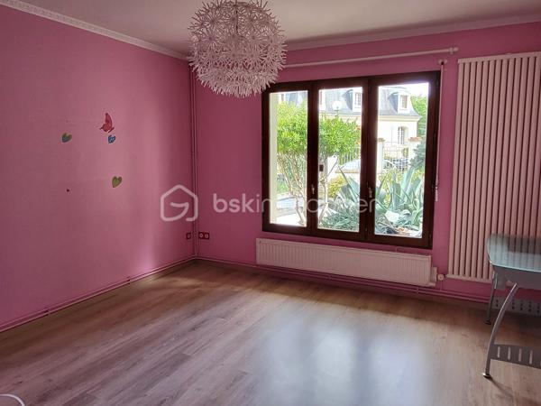 Venez découvrir à la limite de Pavillons sous bois, quartier recherché de la tour, cette magnifique maison, non mitoyenne, ultra lumineuse, trés calme, et traversante de 8 piéces de 242 m2, et jardins .
Situé dans une voie entièrement privative, portail automatique, vous serez complètement séduit par l'ambiance familiale de cette grande maison, ou, tout est trés fonctionnel, avec des volumes impressionnants.
Vous accédez par un second portail, et sa terrasse magnifiquement végétalisée, l'entrée dessert les piéces de la maison, et le jardin, au RDC, nous avons une grande chambre de 16m2, une véranda de 13 m2, pouvant faire office de chambre car chauffée, une salle avec douche, un wc, une buanderie trés vaste, une cave.
Le jardin est juste splendide, nous y trouvons un petit cabanon également, et bien d'autres surprises.
A l'étage nous avons un grand salon exposé sud, de 40 m2, avec extérieur, poêle à bois, une grande cuisine toute équipée, avec loggia, ainsi que 2 trés grandes chambres, nous trouvons également à cet étage, une grande salle de bains familiale de 12 m2, et un WC séparé. A l'étage du dessus nous avons de vastes combles  de 2 grandes piéces aménagés, et isolés, et les possibilités sont nombreuses.  Box fermé pour 2 voitures, on peut également se garer sur l'allée privative, Maison trés bien entretenue, avec beaucoup de charme, et de potentiels, équipée en vidéo surveillance, DPE C, assez rare pour une maison, preuve de l'excellente isolation de la maison.
A 500 métres du Tram 4, proche écoles, dont l'Alliance, commerces.
A voir absolument !!