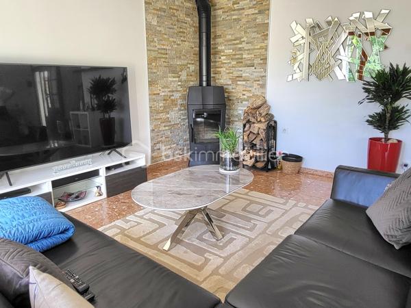Venez découvrir à la limite de Pavillons sous bois, quartier recherché de la tour, cette magnifique maison, non mitoyenne, ultra lumineuse, trés calme, et traversante de 8 piéces de 242 m2, et jardins .
Situé dans une voie entièrement privative, portail automatique, vous serez complètement séduit par l'ambiance familiale de cette grande maison, ou, tout est trés fonctionnel, avec des volumes impressionnants.
Vous accédez par un second portail, et sa terrasse magnifiquement végétalisée, l'entrée dessert les piéces de la maison, et le jardin, au RDC, nous avons une grande chambre de 16m2, une véranda de 13 m2, pouvant faire office de chambre car chauffée, une salle avec douche, un wc, une buanderie trés vaste, une cave.
Le jardin est juste splendide, nous y trouvons un petit cabanon également, et bien d'autres surprises.
A l'étage nous avons un grand salon exposé sud, de 40 m2, avec extérieur, poêle à bois, une grande cuisine toute équipée, avec loggia, ainsi que 2 trés grandes chambres, nous trouvons également à cet étage, une grande salle de bains familiale de 12 m2, et un WC séparé. A l'étage du dessus nous avons de vastes combles  de 2 grandes piéces aménagés, et isolés, et les possibilités sont nombreuses.  Box fermé pour 2 voitures, on peut également se garer sur l'allée privative, Maison trés bien entretenue, avec beaucoup de charme, et de potentiels, équipée en vidéo surveillance, DPE C, assez rare pour une maison, preuve de l'excellente isolation de la maison.
A 500 métres du Tram 4, proche écoles, dont l'Alliance, commerces.
A voir absolument !!