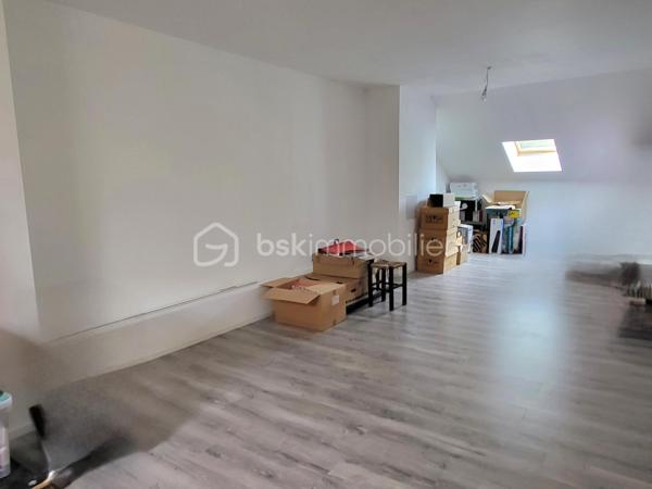 Venez découvrir à la limite de Pavillons sous bois, quartier recherché de la tour, cette magnifique maison, non mitoyenne, ultra lumineuse, trés calme, et traversante de 8 piéces de 242 m2, et jardins .
Situé dans une voie entièrement privative, portail automatique, vous serez complètement séduit par l'ambiance familiale de cette grande maison, ou, tout est trés fonctionnel, avec des volumes impressionnants.
Vous accédez par un second portail, et sa terrasse magnifiquement végétalisée, l'entrée dessert les piéces de la maison, et le jardin, au RDC, nous avons une grande chambre de 16m2, une véranda de 13 m2, pouvant faire office de chambre car chauffée, une salle avec douche, un wc, une buanderie trés vaste, une cave.
Le jardin est juste splendide, nous y trouvons un petit cabanon également, et bien d'autres surprises.
A l'étage nous avons un grand salon exposé sud, de 40 m2, avec extérieur, poêle à bois, une grande cuisine toute équipée, avec loggia, ainsi que 2 trés grandes chambres, nous trouvons également à cet étage, une grande salle de bains familiale de 12 m2, et un WC séparé. A l'étage du dessus nous avons de vastes combles  de 2 grandes piéces aménagés, et isolés, et les possibilités sont nombreuses.  Box fermé pour 2 voitures, on peut également se garer sur l'allée privative, Maison trés bien entretenue, avec beaucoup de charme, et de potentiels, équipée en vidéo surveillance, DPE C, assez rare pour une maison, preuve de l'excellente isolation de la maison.
A 500 métres du Tram 4, proche écoles, dont l'Alliance, commerces.
A voir absolument !!