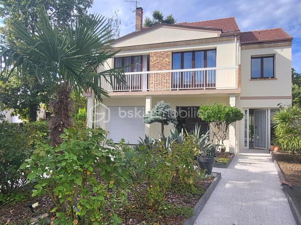 Venez découvrir à la limite de Pavillons sous bois, quartier recherché de la tour, cette magnifique maison, non mitoyenne, ultra lumineuse, trés calme, et traversante de 8 piéces de 242 m2, et jardins .
Situé dans une voie entièrement privative, portail automatique, vous serez complètement séduit par l'ambiance familiale de cette grande maison, ou, tout est trés fonctionnel, avec des volumes impressionnants.
Vous accédez par un second portail, et sa terrasse magnifiquement végétalisée, l'entrée dessert les piéces de la maison, et le jardin, au RDC, nous avons une grande chambre de 16m2, une véranda de 13 m2, pouvant faire office de chambre car chauffée, une salle avec douche, un wc, une buanderie trés vaste, une cave.
Le jardin est juste splendide, nous y trouvons un petit cabanon également, et bien d'autres surprises.
A l'étage nous avons un grand salon exposé sud, de 40 m2, avec extérieur, poêle à bois, une grande cuisine toute équipée, avec loggia, ainsi que 2 trés grandes chambres, nous trouvons également à cet étage, une grande salle de bains familiale de 12 m2, et un WC séparé. A l'étage du dessus nous avons de vastes combles  de 2 grandes piéces aménagés, et isolés, et les possibilités sont nombreuses.  Box fermé pour 2 voitures, on peut également se garer sur l'allée privative, Maison trés bien entretenue, avec beaucoup de charme, et de potentiels, équipée en vidéo surveillance, DPE C, assez rare pour une maison, preuve de l'excellente isolation de la maison.
A 500 métres du Tram 4, proche écoles, dont l'Alliance, commerces.
A voir absolument !!