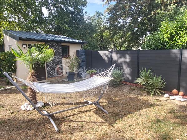 Venez découvrir à la limite de Pavillons sous bois, quartier recherché de la tour, cette magnifique maison, non mitoyenne, ultra lumineuse, trés calme, et traversante de 8 piéces de 242 m2, et jardins .
Situé dans une voie entièrement privative, portail automatique, vous serez complètement séduit par l'ambiance familiale de cette grande maison, ou, tout est trés fonctionnel, avec des volumes impressionnants.
Vous accédez par un second portail, et sa terrasse magnifiquement végétalisée, l'entrée dessert les piéces de la maison, et le jardin, au RDC, nous avons une grande chambre de 16m2, une véranda de 13 m2, pouvant faire office de chambre car chauffée, une salle avec douche, un wc, une buanderie trés vaste, une cave.
Le jardin est juste splendide, nous y trouvons un petit cabanon également, et bien d'autres surprises.
A l'étage nous avons un grand salon exposé sud, de 40 m2, avec extérieur, poêle à bois, une grande cuisine toute équipée, avec loggia, ainsi que 2 trés grandes chambres, nous trouvons également à cet étage, une grande salle de bains familiale de 12 m2, et un WC séparé. A l'étage du dessus nous avons de vastes combles  de 2 grandes piéces aménagés, et isolés, et les possibilités sont nombreuses.  Box fermé pour 2 voitures, on peut également se garer sur l'allée privative, Maison trés bien entretenue, avec beaucoup de charme, et de potentiels, équipée en vidéo surveillance, DPE C, assez rare pour une maison, preuve de l'excellente isolation de la maison.
A 500 métres du Tram 4, proche écoles, dont l'Alliance, commerces.
A voir absolument !!