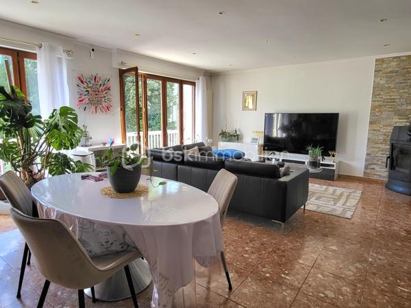 Venez découvrir à la limite de Pavillons sous bois, quartier recherché de la tour, cette magnifique maison, non mitoyenne, ultra lumineuse, trés calme, et traversante de 8 piéces de 242 m2, et jardins .
Situé dans une voie entièrement privative, portail automatique, vous serez complètement séduit par l'ambiance familiale de cette grande maison, ou, tout est trés fonctionnel, avec des volumes impressionnants.
Vous accédez par un second portail, et sa terrasse magnifiquement végétalisée, l'entrée dessert les piéces de la maison, et le jardin, au RDC, nous avons une grande chambre de 16m2, une véranda de 13 m2, pouvant faire office de chambre car chauffée, une salle avec douche, un wc, une buanderie trés vaste, une cave.
Le jardin est juste splendide, nous y trouvons un petit cabanon également, et bien d'autres surprises.
A l'étage nous avons un grand salon exposé sud, de 40 m2, avec extérieur, poêle à bois, une grande cuisine toute équipée, avec loggia, ainsi que 2 trés grandes chambres, nous trouvons également à cet étage, une grande salle de bains familiale de 12 m2, et un WC séparé. A l'étage du dessus nous avons de vastes combles  de 2 grandes piéces aménagés, et isolés, et les possibilités sont nombreuses.  Box fermé pour 2 voitures, on peut également se garer sur l'allée privative, Maison trés bien entretenue, avec beaucoup de charme, et de potentiels, équipée en vidéo surveillance, DPE C, assez rare pour une maison, preuve de l'excellente isolation de la maison.
A 500 métres du Tram 4, proche écoles, dont l'Alliance, commerces.
A voir absolument !!
