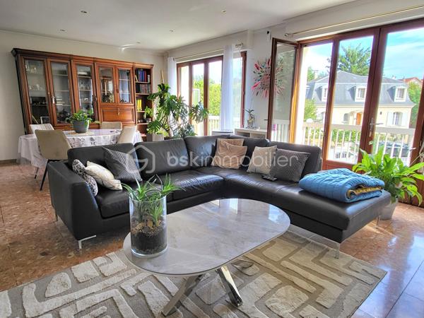 Venez découvrir à la limite de Pavillons sous bois, quartier recherché de la tour, cette magnifique maison, non mitoyenne, ultra lumineuse, trés calme, et traversante de 8 piéces de 242 m2, et jardins .
Situé dans une voie entièrement privative, portail automatique, vous serez complètement séduit par l'ambiance familiale de cette grande maison, ou, tout est trés fonctionnel, avec des volumes impressionnants.
Vous accédez par un second portail, et sa terrasse magnifiquement végétalisée, l'entrée dessert les piéces de la maison, et le jardin, au RDC, nous avons une grande chambre de 16m2, une véranda de 13 m2, pouvant faire office de chambre car chauffée, une salle avec douche, un wc, une buanderie trés vaste, une cave.
Le jardin est juste splendide, nous y trouvons un petit cabanon également, et bien d'autres surprises.
A l'étage nous avons un grand salon exposé sud, de 40 m2, avec extérieur, poêle à bois, une grande cuisine toute équipée, avec loggia, ainsi que 2 trés grandes chambres, nous trouvons également à cet étage, une grande salle de bains familiale de 12 m2, et un WC séparé. A l'étage du dessus nous avons de vastes combles  de 2 grandes piéces aménagés, et isolés, et les possibilités sont nombreuses.  Box fermé pour 2 voitures, on peut également se garer sur l'allée privative, Maison trés bien entretenue, avec beaucoup de charme, et de potentiels, équipée en vidéo surveillance, DPE C, assez rare pour une maison, preuve de l'excellente isolation de la maison.
A 500 métres du Tram 4, proche écoles, dont l'Alliance, commerces.
A voir absolument !!