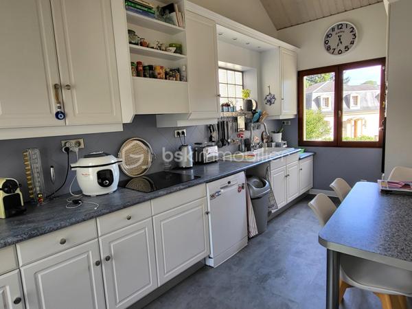 Venez découvrir à la limite de Pavillons sous bois, quartier recherché de la tour, cette magnifique maison, non mitoyenne, ultra lumineuse, trés calme, et traversante de 8 piéces de 242 m2, et jardins .
Situé dans une voie entièrement privative, portail automatique, vous serez complètement séduit par l'ambiance familiale de cette grande maison, ou, tout est trés fonctionnel, avec des volumes impressionnants.
Vous accédez par un second portail, et sa terrasse magnifiquement végétalisée, l'entrée dessert les piéces de la maison, et le jardin, au RDC, nous avons une grande chambre de 16m2, une véranda de 13 m2, pouvant faire office de chambre car chauffée, une salle avec douche, un wc, une buanderie trés vaste, une cave.
Le jardin est juste splendide, nous y trouvons un petit cabanon également, et bien d'autres surprises.
A l'étage nous avons un grand salon exposé sud, de 40 m2, avec extérieur, poêle à bois, une grande cuisine toute équipée, avec loggia, ainsi que 2 trés grandes chambres, nous trouvons également à cet étage, une grande salle de bains familiale de 12 m2, et un WC séparé. A l'étage du dessus nous avons de vastes combles  de 2 grandes piéces aménagés, et isolés, et les possibilités sont nombreuses.  Box fermé pour 2 voitures, on peut également se garer sur l'allée privative, Maison trés bien entretenue, avec beaucoup de charme, et de potentiels, équipée en vidéo surveillance, DPE C, assez rare pour une maison, preuve de l'excellente isolation de la maison.
A 500 métres du Tram 4, proche écoles, dont l'Alliance, commerces.
A voir absolument !!