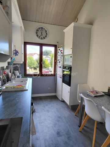 Venez découvrir à la limite de Pavillons sous bois, quartier recherché de la tour, cette magnifique maison, non mitoyenne, ultra lumineuse, trés calme, et traversante de 8 piéces de 242 m2, et jardins .
Situé dans une voie entièrement privative, portail automatique, vous serez complètement séduit par l'ambiance familiale de cette grande maison, ou, tout est trés fonctionnel, avec des volumes impressionnants.
Vous accédez par un second portail, et sa terrasse magnifiquement végétalisée, l'entrée dessert les piéces de la maison, et le jardin, au RDC, nous avons une grande chambre de 16m2, une véranda de 13 m2, pouvant faire office de chambre car chauffée, une salle avec douche, un wc, une buanderie trés vaste, une cave.
Le jardin est juste splendide, nous y trouvons un petit cabanon également, et bien d'autres surprises.
A l'étage nous avons un grand salon exposé sud, de 40 m2, avec extérieur, poêle à bois, une grande cuisine toute équipée, avec loggia, ainsi que 2 trés grandes chambres, nous trouvons également à cet étage, une grande salle de bains familiale de 12 m2, et un WC séparé. A l'étage du dessus nous avons de vastes combles  de 2 grandes piéces aménagés, et isolés, et les possibilités sont nombreuses.  Box fermé pour 2 voitures, on peut également se garer sur l'allée privative, Maison trés bien entretenue, avec beaucoup de charme, et de potentiels, équipée en vidéo surveillance, DPE C, assez rare pour une maison, preuve de l'excellente isolation de la maison.
A 500 métres du Tram 4, proche écoles, dont l'Alliance, commerces.
A voir absolument !!