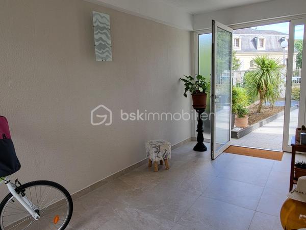 Venez découvrir à la limite de Pavillons sous bois, quartier recherché de la tour, cette magnifique maison, non mitoyenne, ultra lumineuse, trés calme, et traversante de 8 piéces de 242 m2, et jardins .
Situé dans une voie entièrement privative, portail automatique, vous serez complètement séduit par l'ambiance familiale de cette grande maison, ou, tout est trés fonctionnel, avec des volumes impressionnants.
Vous accédez par un second portail, et sa terrasse magnifiquement végétalisée, l'entrée dessert les piéces de la maison, et le jardin, au RDC, nous avons une grande chambre de 16m2, une véranda de 13 m2, pouvant faire office de chambre car chauffée, une salle avec douche, un wc, une buanderie trés vaste, une cave.
Le jardin est juste splendide, nous y trouvons un petit cabanon également, et bien d'autres surprises.
A l'étage nous avons un grand salon exposé sud, de 40 m2, avec extérieur, poêle à bois, une grande cuisine toute équipée, avec loggia, ainsi que 2 trés grandes chambres, nous trouvons également à cet étage, une grande salle de bains familiale de 12 m2, et un WC séparé. A l'étage du dessus nous avons de vastes combles  de 2 grandes piéces aménagés, et isolés, et les possibilités sont nombreuses.  Box fermé pour 2 voitures, on peut également se garer sur l'allée privative, Maison trés bien entretenue, avec beaucoup de charme, et de potentiels, équipée en vidéo surveillance, DPE C, assez rare pour une maison, preuve de l'excellente isolation de la maison.
A 500 métres du Tram 4, proche écoles, dont l'Alliance, commerces.
A voir absolument !!