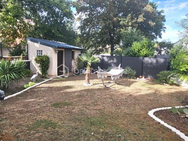 Venez découvrir à la limite de Pavillons sous bois, quartier recherché de la tour, cette magnifique maison, non mitoyenne, ultra lumineuse, trés calme, et traversante de 8 piéces de 242 m2, et jardins .
Situé dans une voie entièrement privative, portail automatique, vous serez complètement séduit par l'ambiance familiale de cette grande maison, ou, tout est trés fonctionnel, avec des volumes impressionnants.
Vous accédez par un second portail, et sa terrasse magnifiquement végétalisée, l'entrée dessert les piéces de la maison, et le jardin, au RDC, nous avons une grande chambre de 16m2, une véranda de 13 m2, pouvant faire office de chambre car chauffée, une salle avec douche, un wc, une buanderie trés vaste, une cave.
Le jardin est juste splendide, nous y trouvons un petit cabanon également, et bien d'autres surprises.
A l'étage nous avons un grand salon exposé sud, de 40 m2, avec extérieur, poêle à bois, une grande cuisine toute équipée, avec loggia, ainsi que 2 trés grandes chambres, nous trouvons également à cet étage, une grande salle de bains familiale de 12 m2, et un WC séparé. A l'étage du dessus nous avons de vastes combles  de 2 grandes piéces aménagés, et isolés, et les possibilités sont nombreuses.  Box fermé pour 2 voitures, on peut également se garer sur l'allée privative, Maison trés bien entretenue, avec beaucoup de charme, et de potentiels, équipée en vidéo surveillance, DPE C, assez rare pour une maison, preuve de l'excellente isolation de la maison.
A 500 métres du Tram 4, proche écoles, dont l'Alliance, commerces.
A voir absolument !!